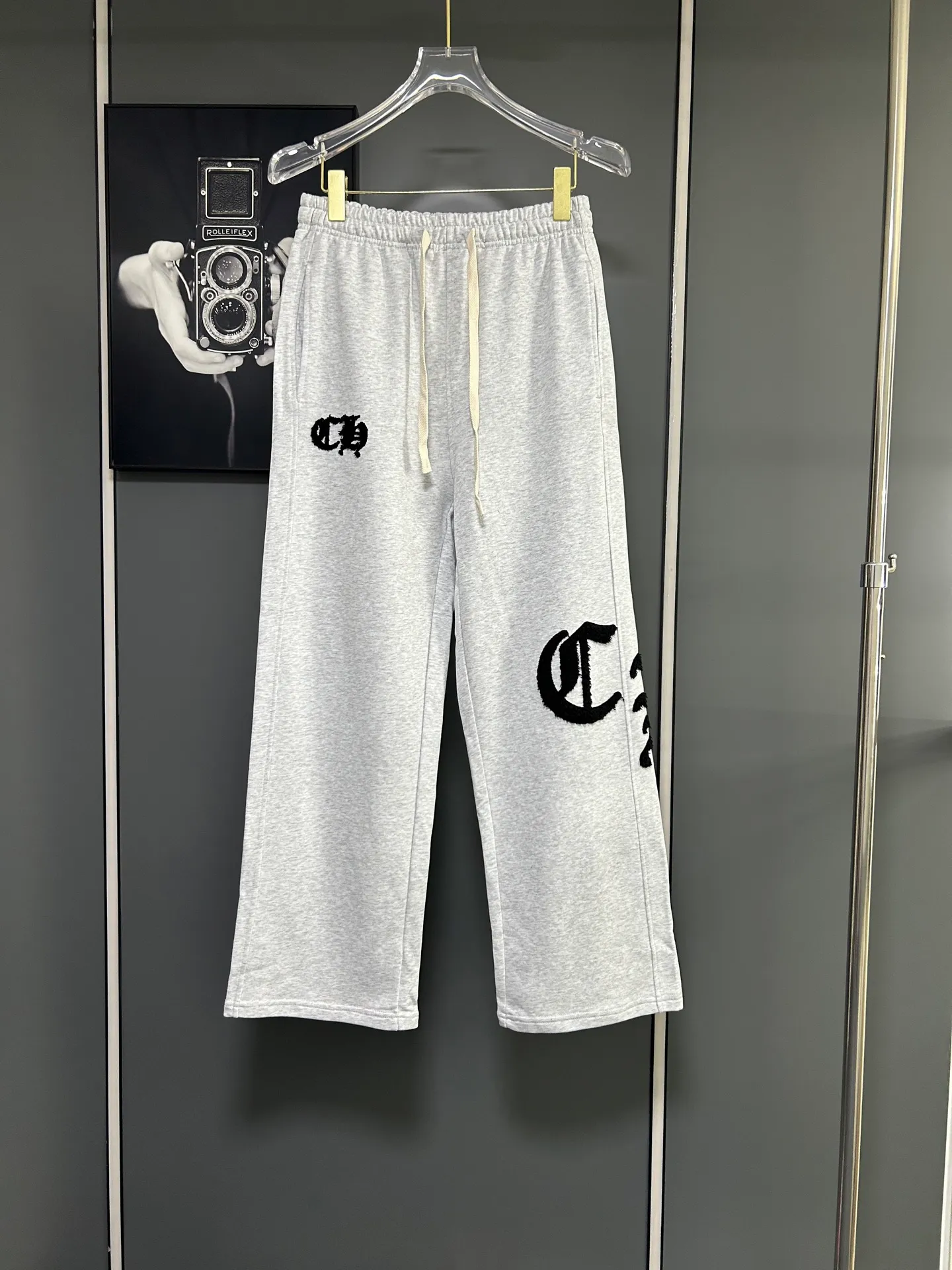 P220 Chrome Hearts 25 new colorful cross-mark loose straight trousers 2025 autumn and winter new embroidered elastic band casual trousers, customized fabrics at the counter. Made of 400g high-version terry fabric, with high breathability and comfort, impeccable details, no pilling and no deformation, brand element design concept, reflecting high quality. It feels delicate and soft! It presents casual tailoring, the same style for men and women, and the upper body shape is awesome! Size: S M L XL Color: Black Gray